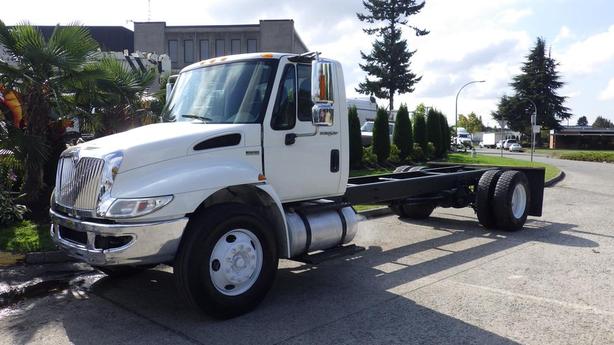 2014 International 4300 Cab and Chassis Diesel With Hydraulic Brakes image 5