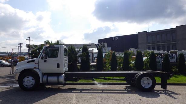2014 International 4300 Cab and Chassis Diesel With Hydraulic Brakes image 6