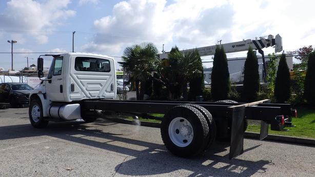 2014 International 4300 Cab and Chassis Diesel With Hydraulic Brakes image 7