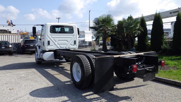 2014 International 4300 Cab and Chassis Diesel With Hydraulic Brakes image 8