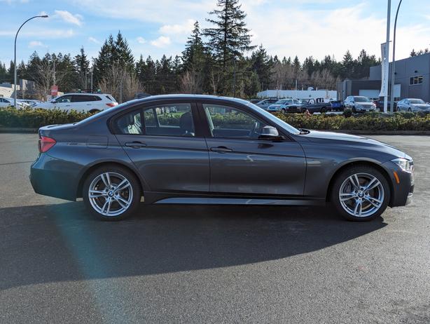 2018 BMW 3 Series 330i xDrive - AWD, Sunroof, NAV, Heated Seats image 5