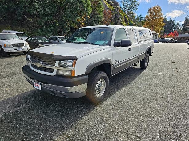2003 Chevrolet  Silverado 2500HD LT image 2
