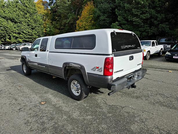 2003 Chevrolet  Silverado 2500HD LT image 3