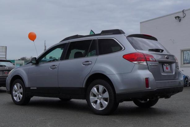 2010 Subaru Outback image 5