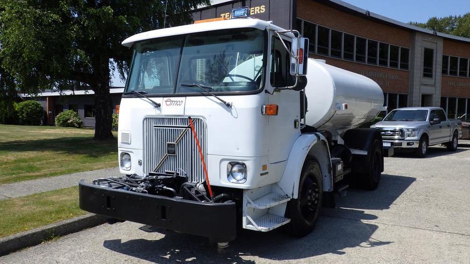 2002 Volvo Xpeditor Street flusher Water Tanker Truck Diesel Dually Air Brakes display photo