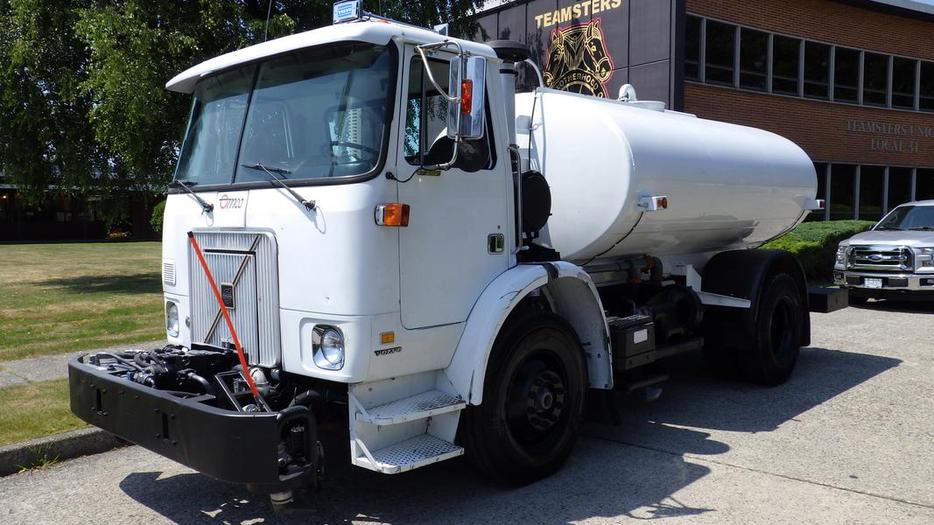 2002 Volvo Xpeditor Street flusher Water Tanker Truck Diesel Dually Air Brakes display photo