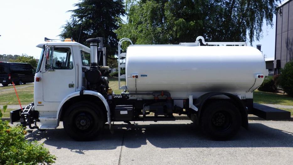 2002 Volvo Xpeditor Street flusher Water Tanker Truck Diesel Dually Air Brakes display photo