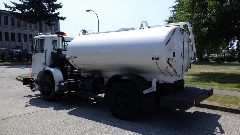 2002 Volvo Xpeditor Street flusher Water Tanker Truck Diesel Dually Air Brakes display photo