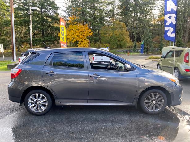 2009 Toyota  Matrix REDUCED 5 spd Clean Warranty image 4