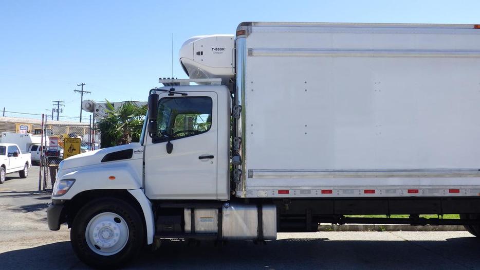 2017 Hino 338 26 Foot Cube Van Reefer Diesel Dually Air Brakes With Power Tailga display photo