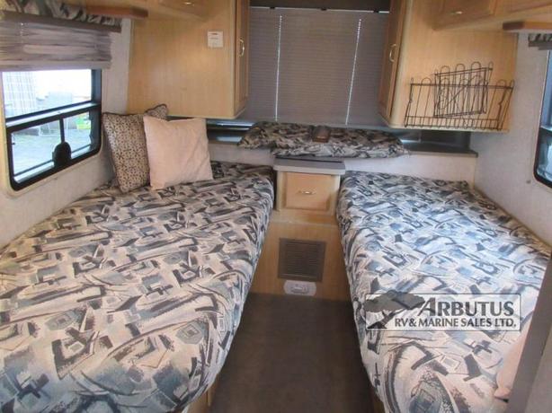 Used 1998 Winnebago Rialta 22FD image 6