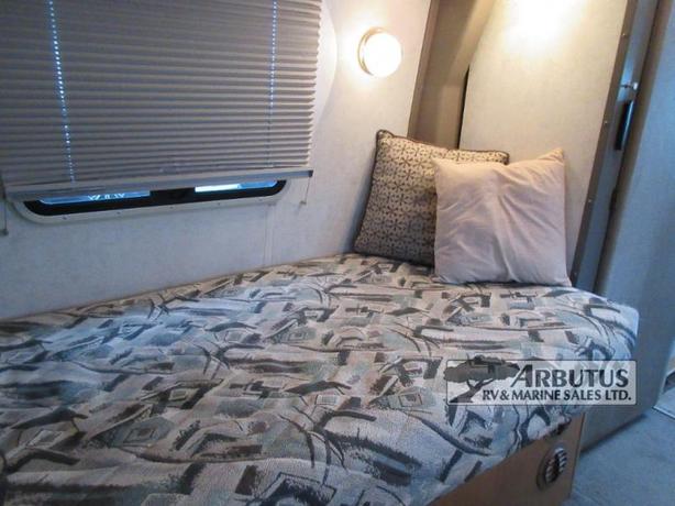 Used 1998 Winnebago Rialta 22FD image 7