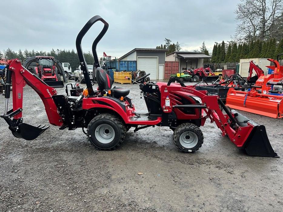 2023 Mahindra eMAX Series 20S HST display photo