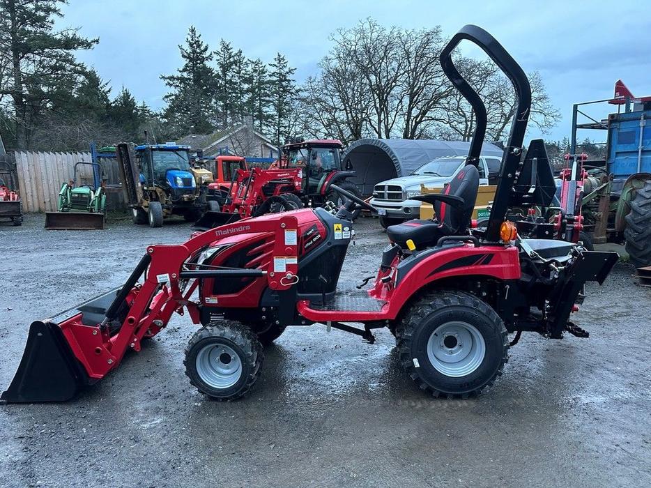 2023 Mahindra eMAX Series 20S HST display photo