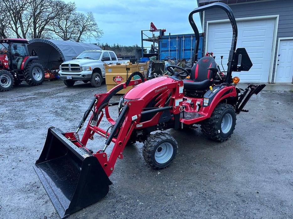 2023 Mahindra eMAX Series 20S HST display photo