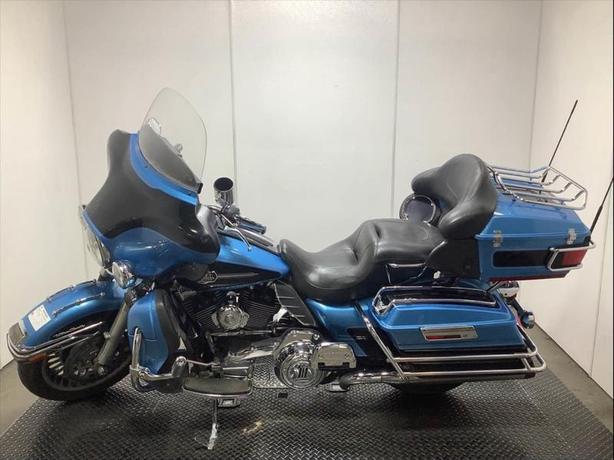 2011 Harley-Davidson Flhtcu Electa Glide Ultra Classic Motorcycle image 3