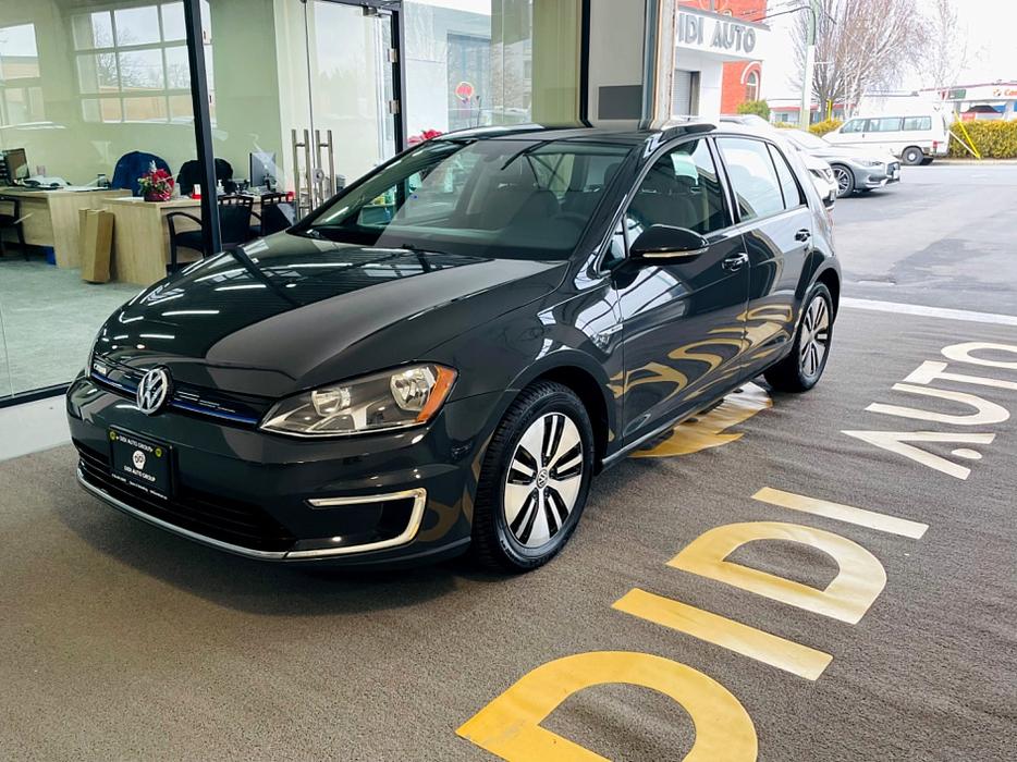 2016 Volkswagen  e-Golf SE Hatchback No Accident display photo