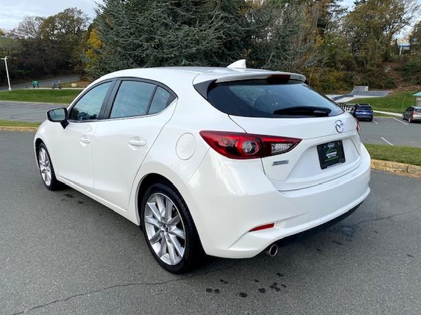 2017 Mazda  Mazda3 5-Door Grand Touring image 3