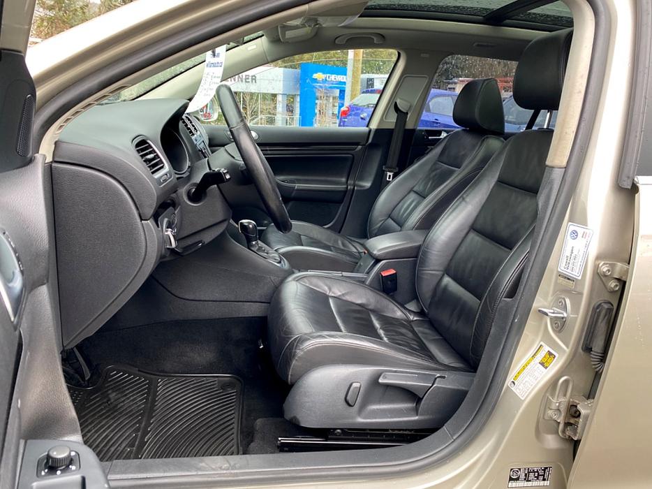 2013 Volkswagen  Golf Wagon REDUCED TDI w/Sunroof Automatic display photo