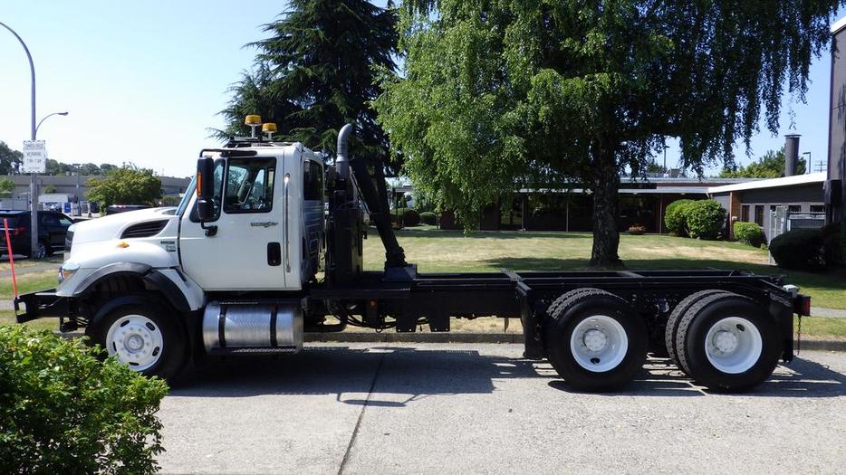 2013 International 7400 Workstar Cab And Chassis Diesel with Air Brakes display photo