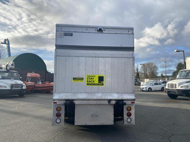 2017 Mercedes-Benz Sprinter 3500 170-inch WheelBase 14 Foot Cube Van With Power  image 4