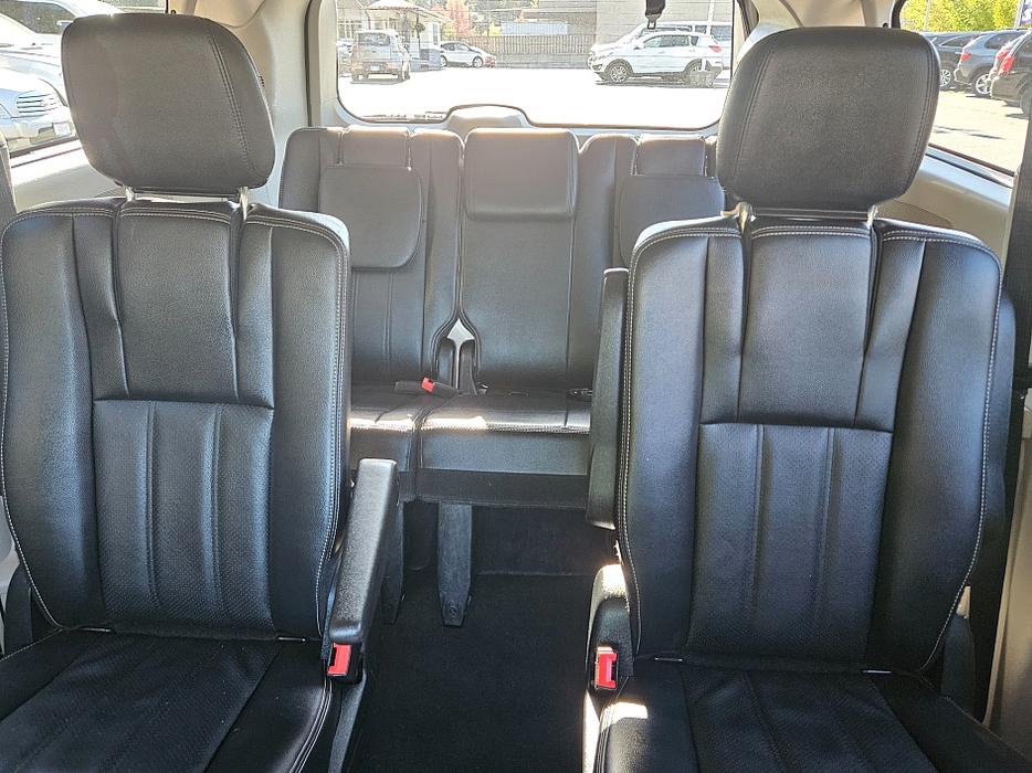 2017 Dodge  Grand Caravan Crew Plus display photo