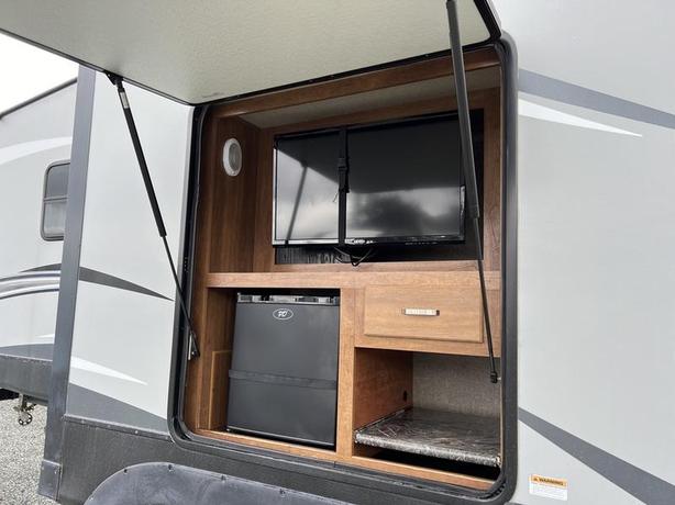 2018 Keystone RV 302FWRK Springdale image 6