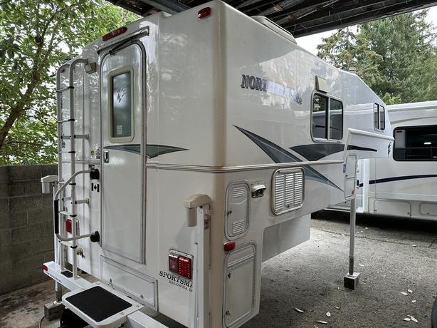 2013 Northern Lite Camper 8'11 image 3