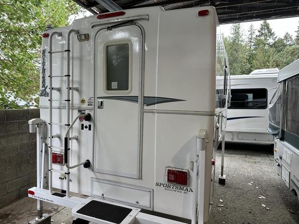 2013 Northern Lite Camper 8'11 image 4