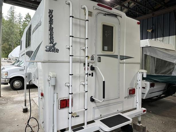 2013 Northern Lite Camper 8'11 image 5