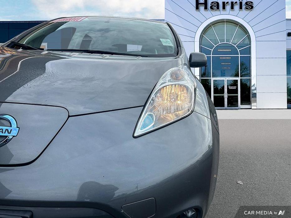 2016 Nissan LEAF SV display photo