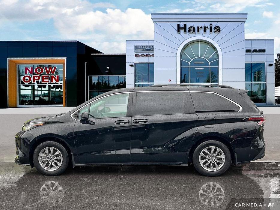 2023 Toyota Sienna LE | No Reported Accidents! display photo