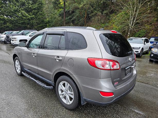 2011 Hyundai  Santa Fe GLS image 3