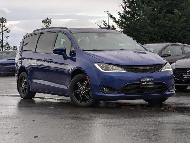 2019 Chrysler Pacifica Limited - DVD Player, Sunroof, Heated Seats, NAV image 4