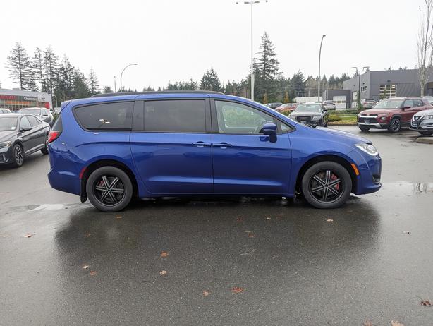 2019 Chrysler Pacifica Limited - DVD Player, Sunroof, Heated Seats, NAV image 5