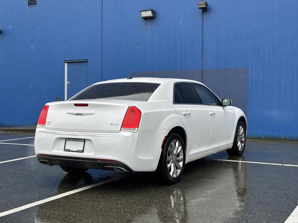 2016 Chrysler 300 image 8