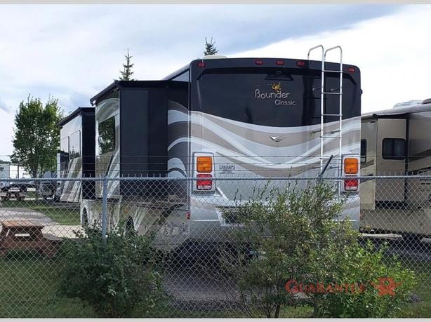 Used 2014 Fleetwood RV Bounder Classic 36H image 6