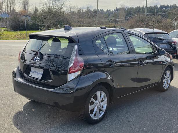 2016 Toyota Prius c image 7