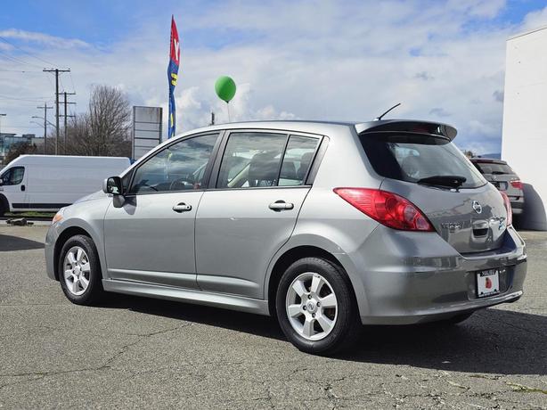 2010 Nissan Versa 5dr HB I4 CVT 1.8 SL image 4
