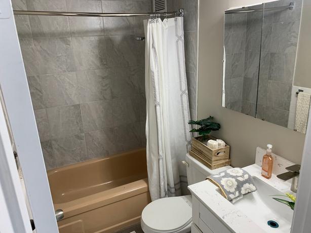2 Bedroom Downtown Edmonton Apartments image 7