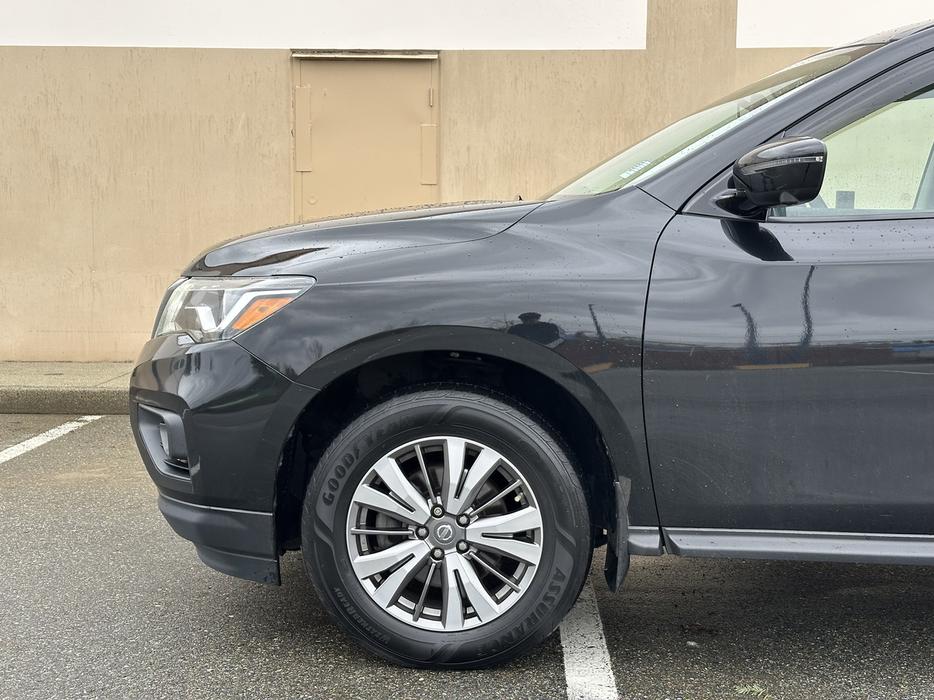 2018 Nissan Pathfinder display photo