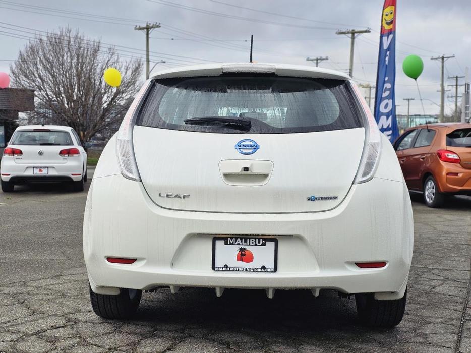 2015 Nissan LEAF 4dr HB SV display photo