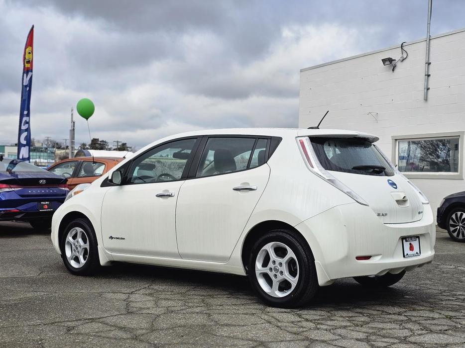 2015 Nissan LEAF 4dr HB SV display photo