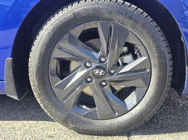 2021 Hyundai Elantra Preferred IVT image 5
