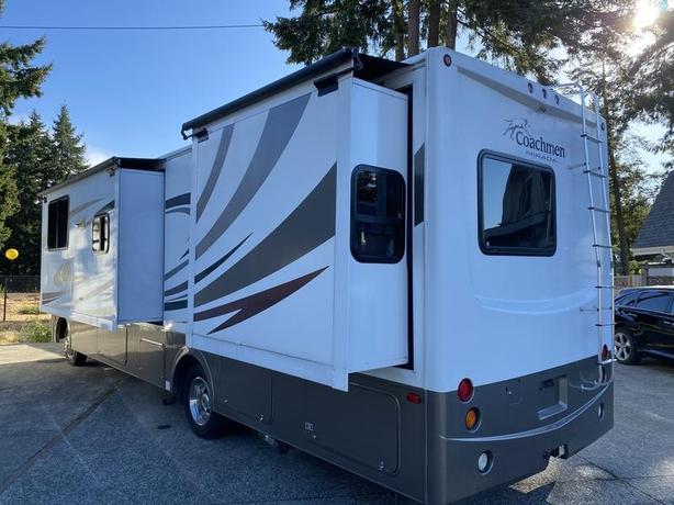 2012 Coachmen Mirada 29SE image 5