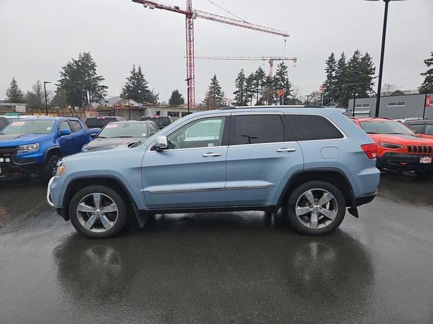 2012 Jeep Grand Cherokee | Bluetooth Connectivity and Panoramic Roof! image 3
