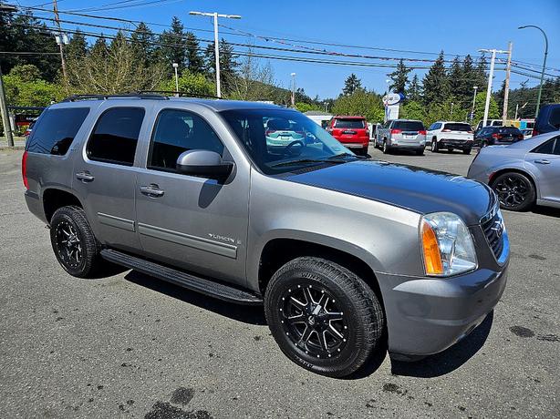 2009 GMC  Yukon LT 7 passenger image 1