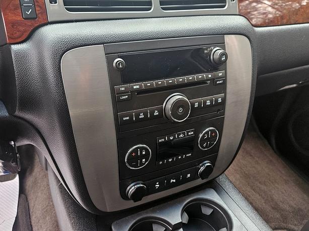 2009 GMC  Yukon LT 7 passenger image 7