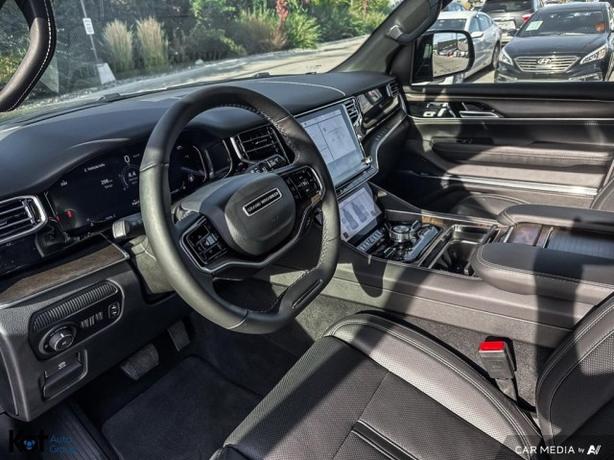 2023 Jeep Grand Wagoneer L image 6