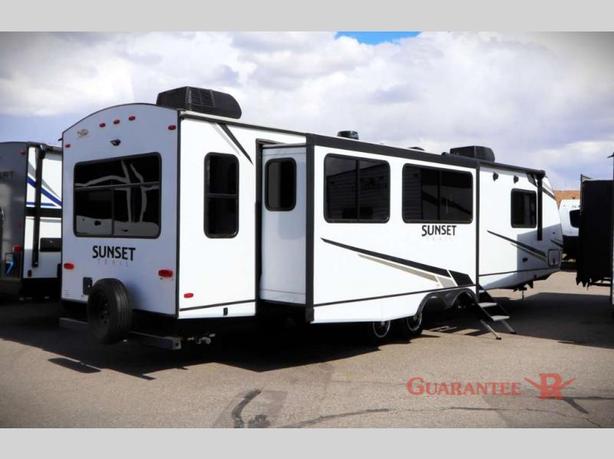 Used 2022 CrossRoads RV Sunset Trail SS330SI image 4